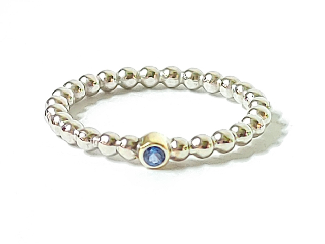 Zarter Weissgoldring mit Safir